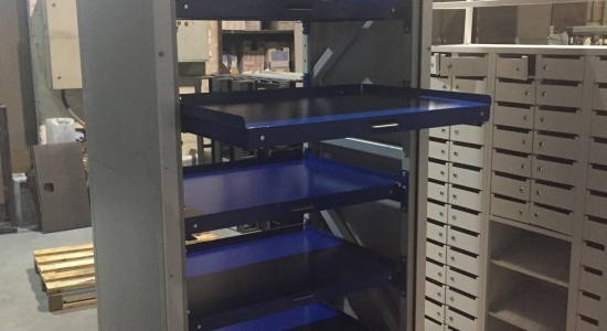 Шкафы инструментальные HARDO с выкатными платформами и роллетной системой запирания