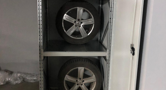 Шкаф для паркинга для хранения комплекта колёс с распашной дверью