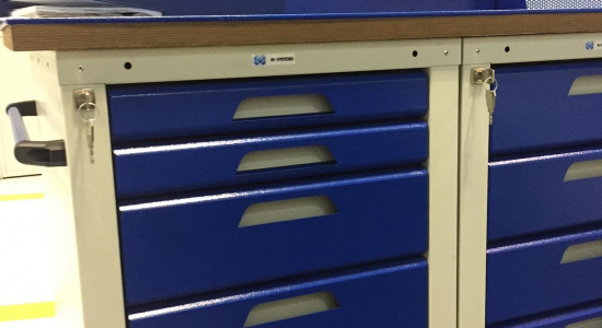 Верстаки двухтумбовые, мобильные KOMBI с перфорированным экраном