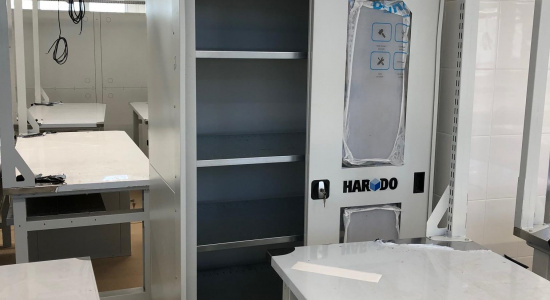 Шкафы инструментальные HARDO XL и XXL с раздвижными дверьми и смотровыми окнами