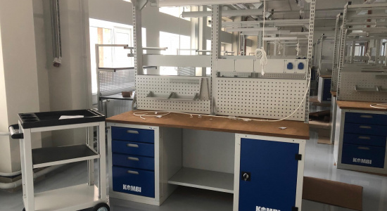 Верстаки слесарные с освещением и шиной для электропроводки KOMBI