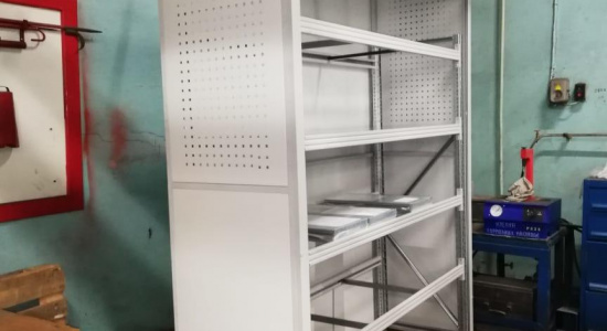 Роллетный шкаф на сварном каркасе со встроенным стеллажом и перфорированными стенками