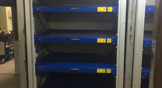 Шкафы инструментальные HARDO с выкатными платформами и роллетной системой запирания