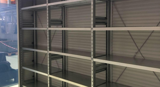 Стеллажи полочные на производстве с рольставнями и стенками