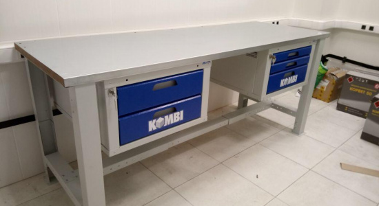 Стол рабочий шириной 2000 мм с двумя подвесными тумбами KOMBI