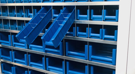 Системы хранения HARDO для инструментальных и материальных кладовых с пластиковыми контейнерами