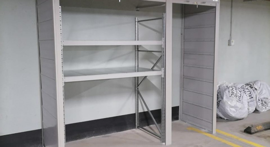 Железный шкаф в паркинг