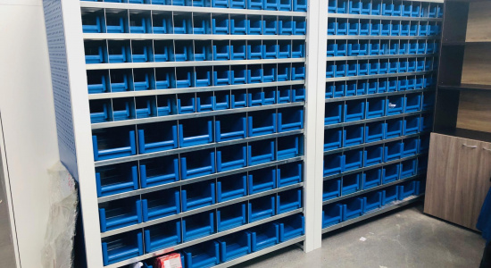 Системы хранения HARDO для инструментальных и материальных кладовых с пластиковыми контейнерами