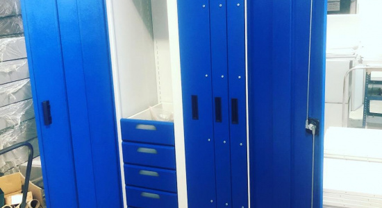 Шкафы промышленные SIMPLO с выдвижными планшетами, перегородкой и ящиками