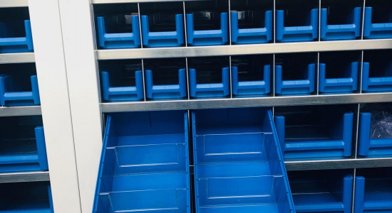 Системы хранения HARDO для инструментальных и материальных кладовых с пластиковыми контейнерами