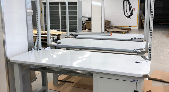 Сборка рабочих столов и верстаков KOMBI с освещением