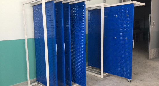 Стеллажи с выкатными перфорированными планшетами для развески инструмента