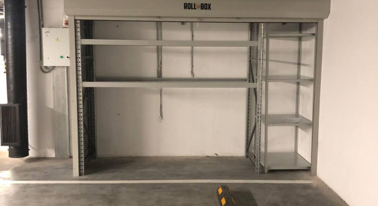 Шкаф роллетный в паркинг со встроенными стеллажами
