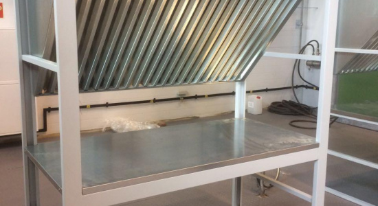 Столы рабочие сварочные KOMBI с наклонными панелями равномерного всасывания