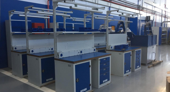 Верстаки двухтумбовые с рабочими панелями серии KOMBI