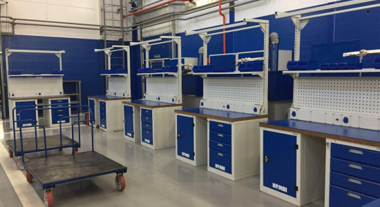 Верстаки двухтумбовые 2000 мм с электропанелью и освещением серии KOMBI