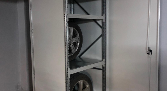 Шкаф для паркинга для хранения комплекта колёс с распашной дверью