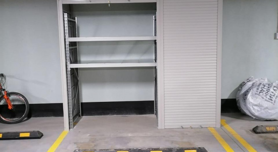 Железный шкаф в паркинг